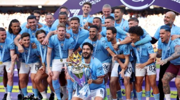 Manchester City lifts the trophy