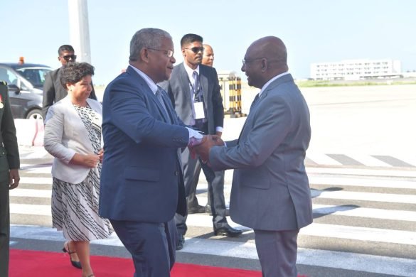 Foreign Minister Abdulla Shahid welcomes Seychelles President Wavel Ramkalawan at Velaana International Airport (Photo: President's Office)