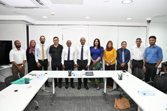 Prominent ex-JP members posing for a photo after handing over their MDP membership forms to President Ibrahim Mohamed Solih on Tuesday (Photo: MDP)