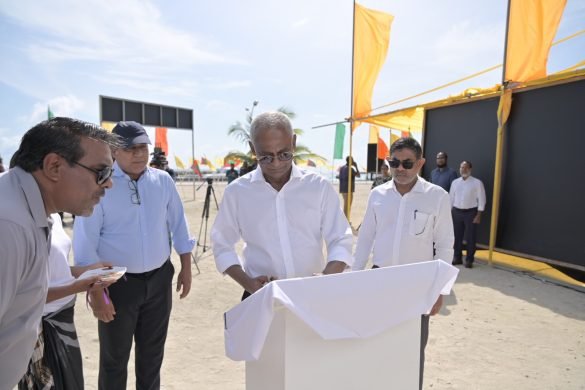 President Ibrahim Mohamed Solih marks the completion of Rakeedhoo harbour development projects during his visit to Vaavu Atoll on Monday (Photo: President's Office)