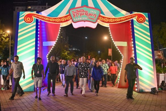 President Solih and First Lady Fazna being escorted into the Minivan Ufaa Carnival by Home Minister Imran and various other esteemed government officials (Photo: President's Office)