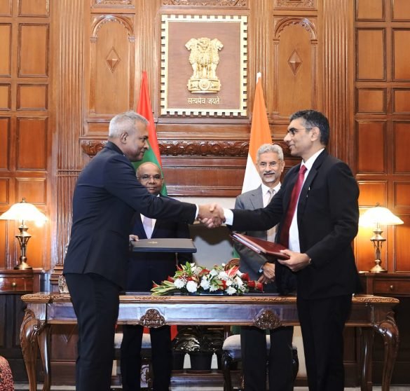 Maldives High Commissioner to India Ibrahim Shaheeb (L) and India’s High Commissioner to the Maldives Munu Mahawar (R) exchange MoUs at the ceremony held in New Delhi, India, on Tuesday, 11 July 2023 (Photo: MoFA)