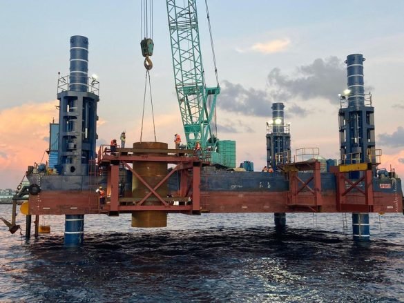 Maharaja jack-up platform will play a crucial role in constructing 24 piles between Malé and Villimalé (Photo: Twitter/@HCIMaldives)