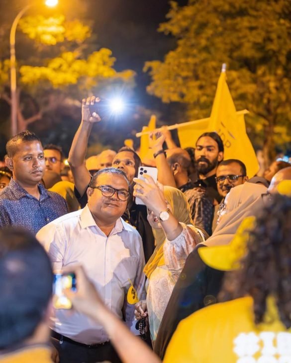 MP Mohamed Aslam greeted by supporters at Gan International Airport (Photo: Facebook/Mohamed Aslam)