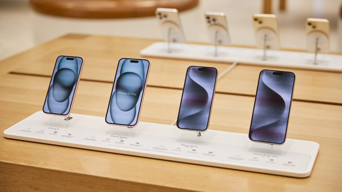 Apple’s New Mobile Devices Released Worldwide