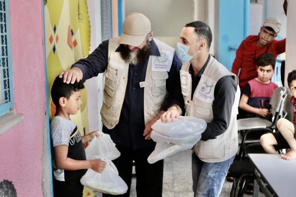 IAC aid workers deliver hot meal packs to Palestinian families in Gaza. (Photo: X/@IACMaldives)