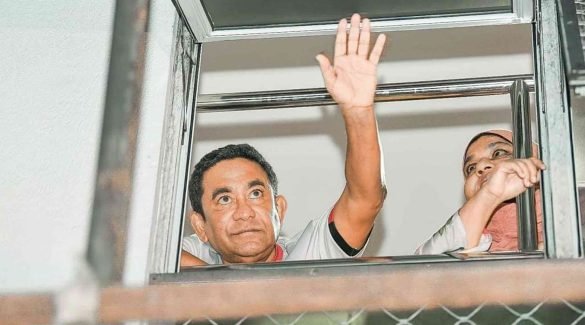 Former President Abdulla Yameen Abdul Gayoom, who is currently under house arrest, waves at supporters gathered outside his residence. (Photo: Vaguthu)