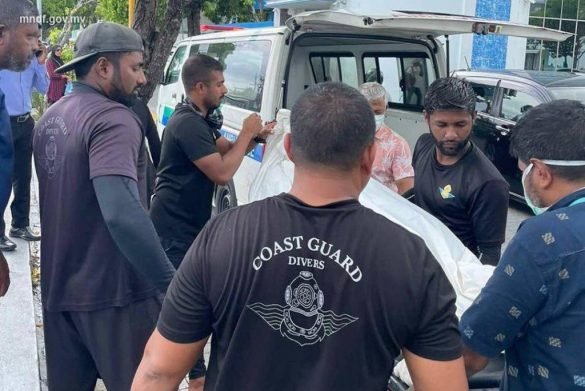 MNDF personnel load the body of the 41-year-old man onto an ambulance in Male’ on Thursday, 19 October 2023. (Photo: MNDF)