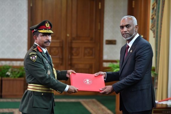 Major General Abdul President Mohamed Muizzu presentsMajor General Abdul Raheem Abdul Latheef with the letter of appointment as the Chief of Defence Force on Friday, 17 November 2023. | Photo: The President's Office