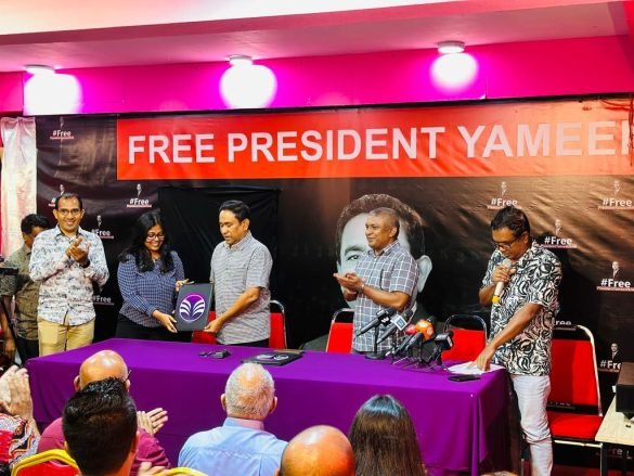 Former President Abdulla Yameen Abdul Gayoom hands over his membership form during an event at the People’s National Front (PNF) office on Sunday, 10 December 2023. | Photo: X/@maleehjamal