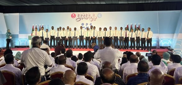 President Mohamed Muizzu poses for a photo with the parliamentarians who have joined the ruling People’s National Congress (PNC) | Photo: X/@amynathshuhudha