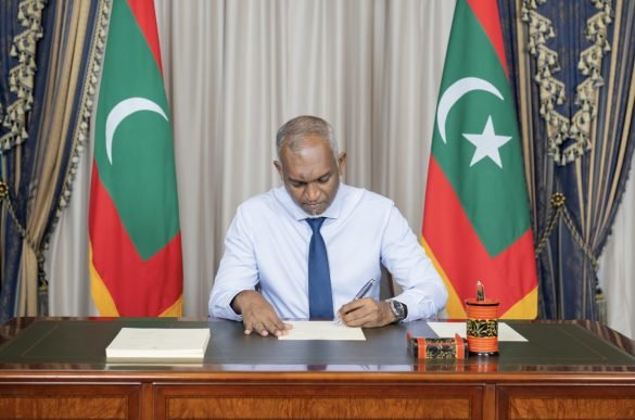 President Mohamed Muizzu ratifying the 13th Amendment to the Decentralisation Act and the Urban Planning and Management Act at the President’s Office on Sunday, 8 September 2024. | Photo: The President’s Office